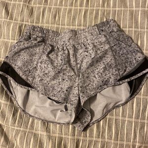 Lululemon Low rise hotty hot short 2.5
